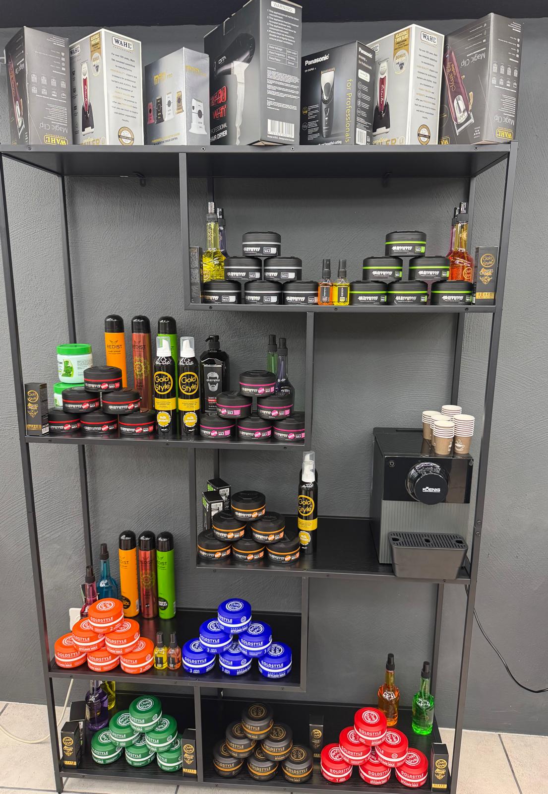 Produktregal bei Altstadt Coiffeur mit Styling- und Pflegeprodukten